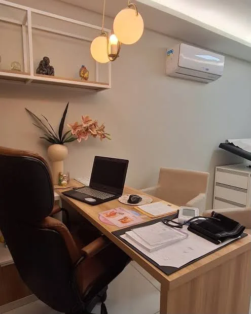 Mesa de atendimento do consultório da Dra. Paula Lavigne