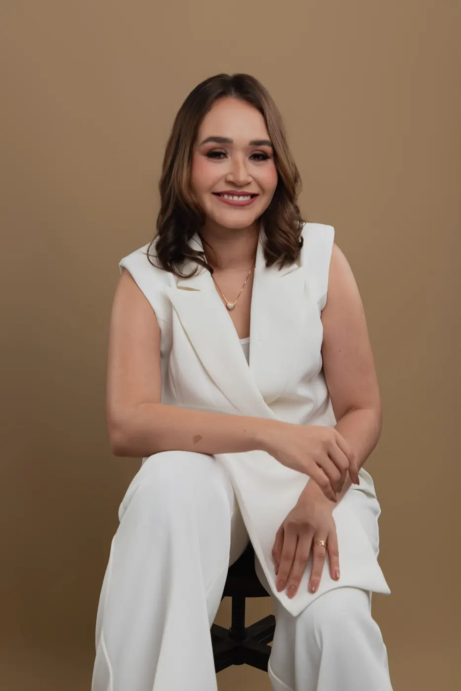 Dra. Paula Lavigne sentada, sorrindo
